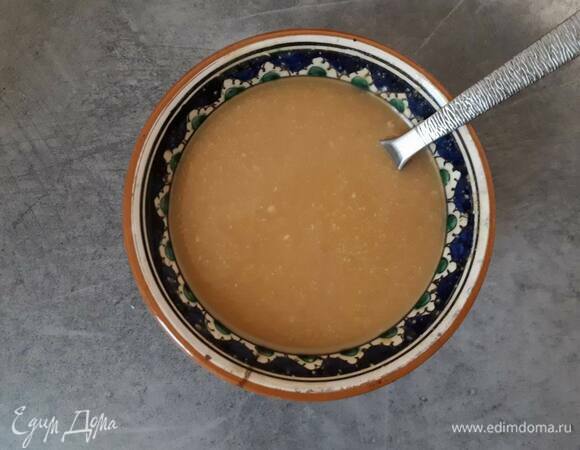 Растворите пасту мисо в небольшом количестве воды.