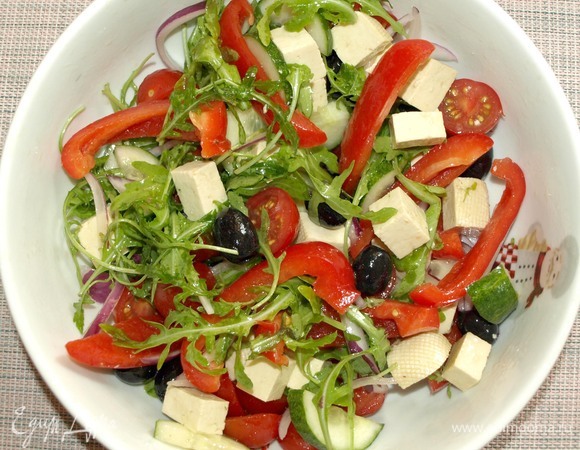 Добавляем сок лимона, соль и оливковое масло, регулируем по своему вкусу. Все перемешиваем. Опционально добавляем черный перец и орегано.