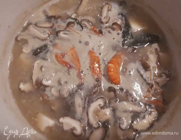 Затем добавьте креветки и мидии, а также нарезанные крупными листами нори. Оставьте вариться еще на 5 минут.