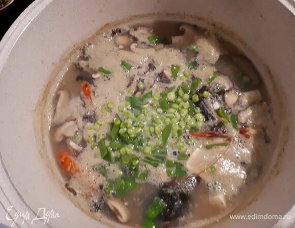 Снимите с огня, всыпьте молодой горошек, перемешайте, накройте крышкой и дайте настояться 10 минут.