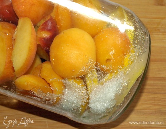 Из абрикосов и персиков удаляем косточки. Отправляем в банку к лимонам.