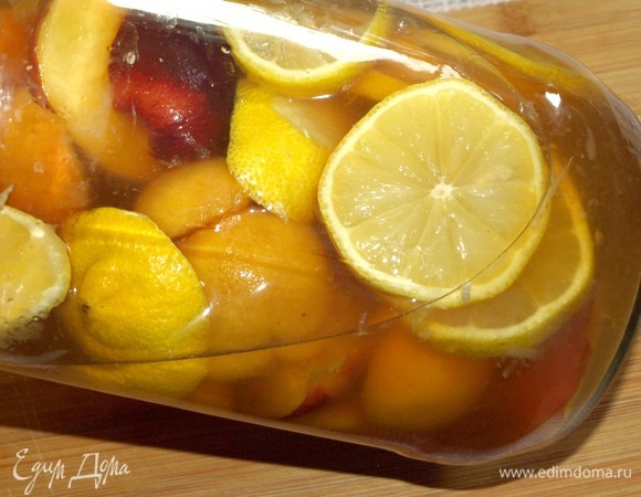 Заливаем фрукты теплым чаем, размешиваем сахар. Даем полностью остыть и отправляем в холодильник на 1 час.