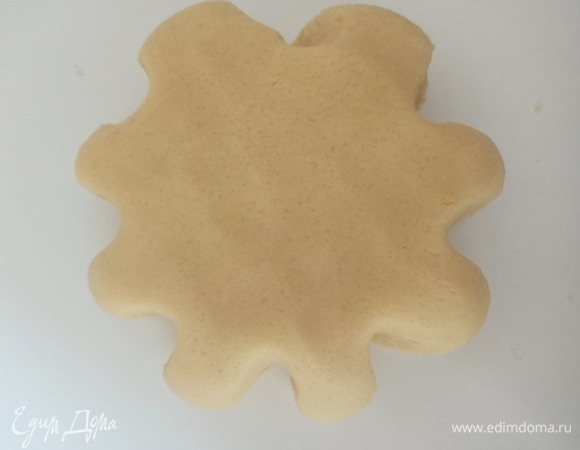 Смешать муку, сахар, ванилин, лимонную цедру, затем добавить желтки и холодное сливочное масло. Замесить тесто, завернуть в пищевую пленку и положить в холодильник минимум на 1 час. Из черешни удалить косточки, переложить в глубокую миску, добавить сахар, растопленное сливочное масло, кукурузный крахмал и лимонный сок. Перемешать, накрыть пищевой пленкой и поставить в холодильник на 30–40 минут.