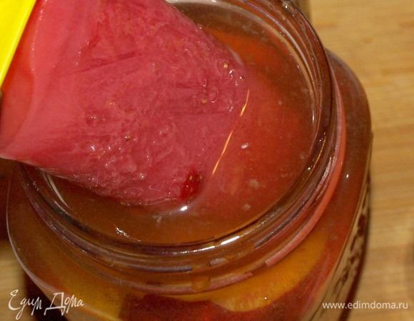 Достаем остывший лимонад. Добавляем минеральную воду. В стаканы раскладываем по вкусу персики и абрикосы, добавляем лед, наливаем лимонад и наслаждаемся. У меня фруктовый лед. Его легко приготовить. Просто измельчить любые ягоды или фрукты, смешать с чаем или водой. Разливаем по формочкам для льда или мороженого. Отправляем в морозилку. Используем по мере необходимости.