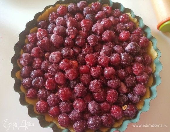 Поверх печенья выложить черешню.