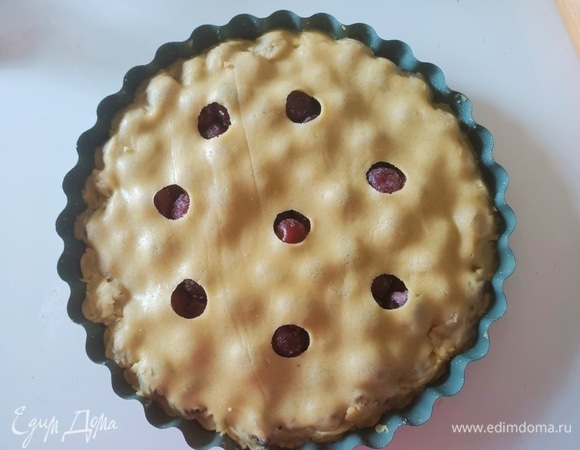 Раскатать вторую половину теста, наколоть его вилкой или вырезать пару небольших кружочков, как на фото. Аккуратно накрыть тестом начинку. Защипнуть края.