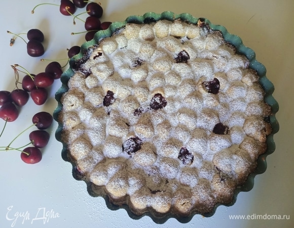 Готовый пирог полностью остудить, посыпать сахарной пудрой и подавать. Приятного аппетита!