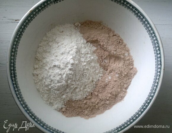 Соединить просеянные гречневую и пшеничную муку, перемешать.