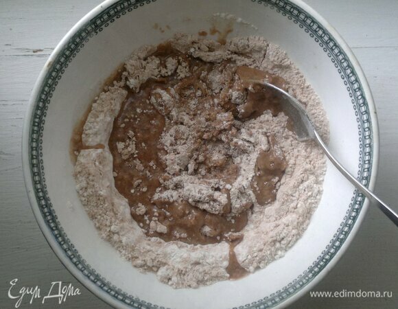 Влить в смесь растительное масло, перемешать. Образуется масса в виде крошек.