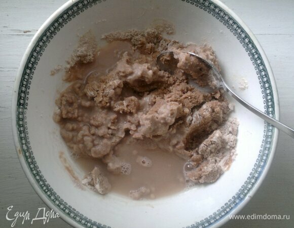 Постоянно помешивая, постепенно влить в крошку кипяток. Замесить тесто. Так как мука может быть разного качества и влажности, то воды может потребоваться больше или меньше. Мне понадобилось чуть больше воды, чем 100 мл. Я добавила еще примерно 2–3 ст. л.