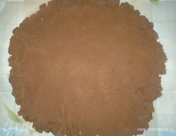 На листе пергамента раскатать тесто в тонкий круг толщиной примерно 2–3 мм.