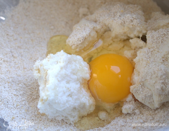 Овсяные хлопья перемолоть в кофемолке не в пыль, добавить творог, яйцо, соль, сахар.