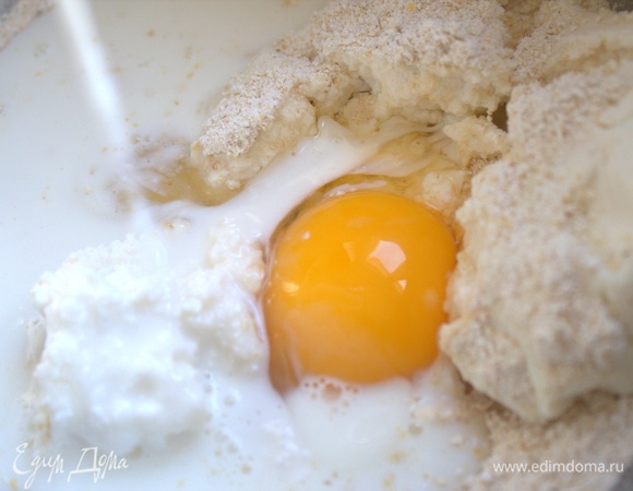 Влить молоко.