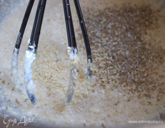 Всыпать семечки, отруби, взбить венчиком.