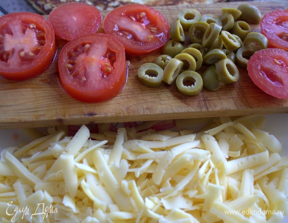 Тертый сыр, овощи.