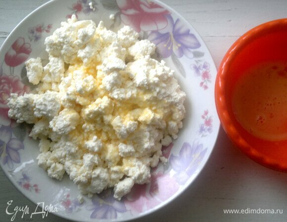 Яйцо взболтать. Оставить немного яичной массы (примерно 1 ст. л.) для смазывания галеты, остальное добавить в творог и тщательно перемешать до однородности.