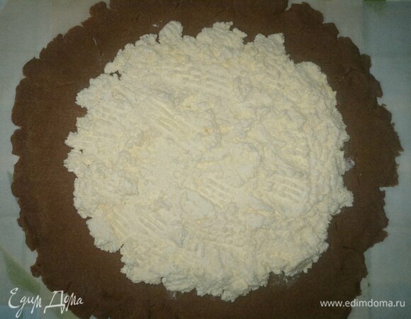 Выложить творожную начинку на тесто, отступая от края примерно 4–5 см.