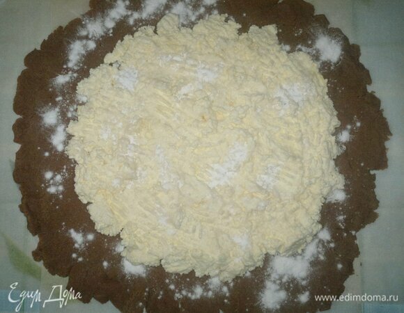 Крахмалом посыпать творог и свободные края теста.