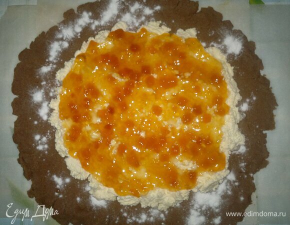 На творог выложить слой джема. У меня персиковый джем.