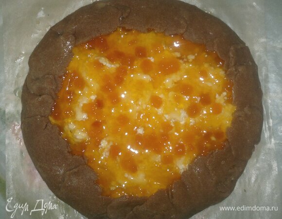 Свободные края теста завернуть на начинку. Смазать края яйцом. Пергамент с галетой аккуратно перенести на противень. Поставить галету в духовку, разогретую до 180°C, на 35–40 мин. Края галеты должны слегка зарумяниться.