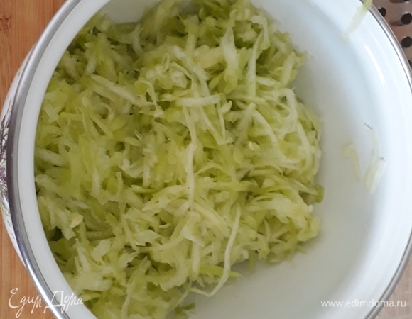 Кабачок очищаем и натираем на крупной терке. Отжимаем натертый кабачок.