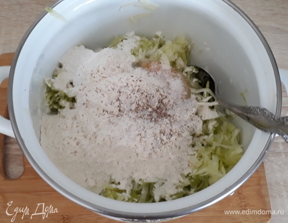 В кабачковую массу добавляем яйца, муку, соль и черный молотый перец по вкусу.