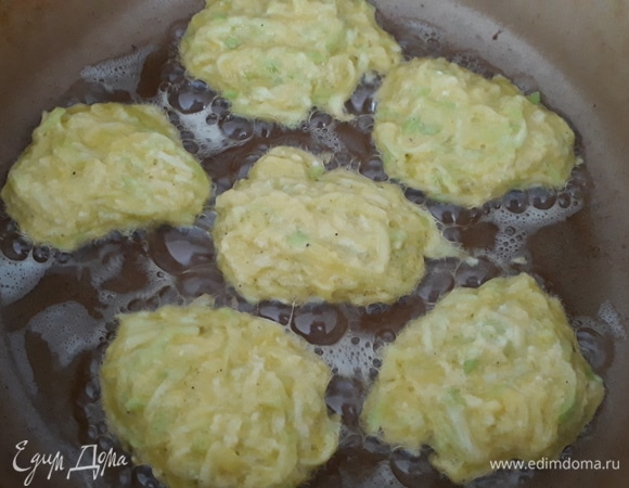 Обжариваем кабачковые оладьи на оливковом масле до румяной корочки.