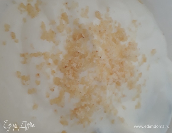 Для соуса: смешиваем сметану, майонез и размолотый зубчик чеснока. Перемешиваем.