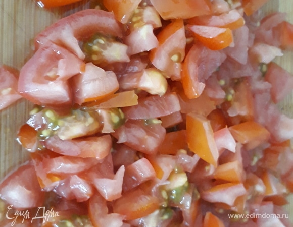 Мелко нарезаем помидоры.