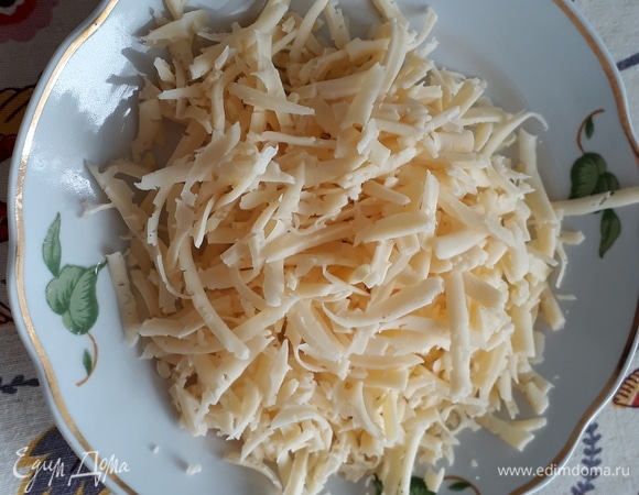 Сыр натираем на крупной терке.