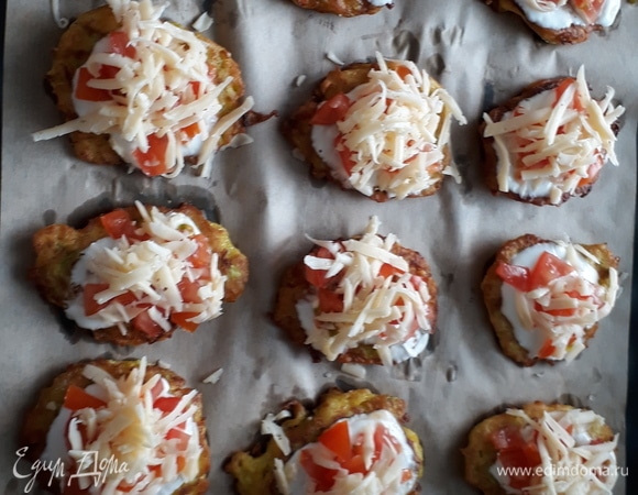 Натертый сыр выкладываем на помидоры.