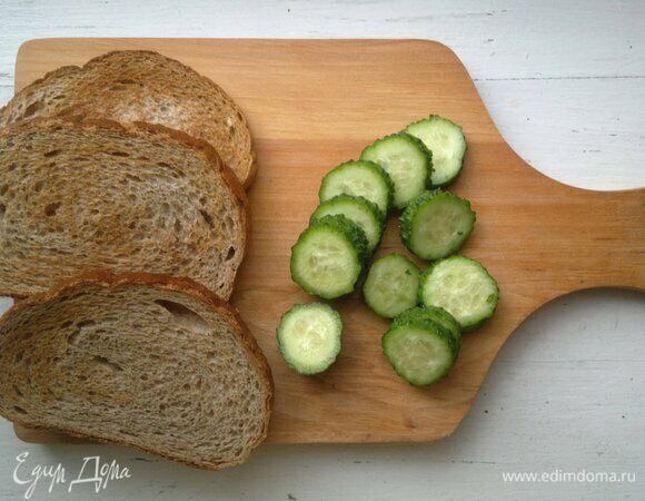 Ломтики батона поджарить в тостере или на сухой сковороде. Огурец вымыть, обсушить, нарезать тонкими кружками.