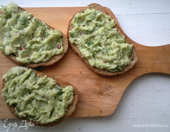 Ломтики батона намазать гуакамоле.