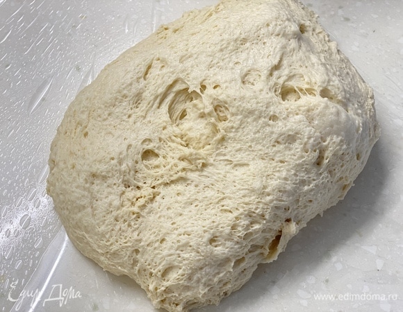 Яйца, сахар, дрожжи, молоко размешать в чаше, добавить растительное масло, всыпать муку, замесить тесто, скатать в шар, накрыть полотенцем. Духовку нагреть до 100°C и выключить, поставить в нее подходить тесто на 25 минут.