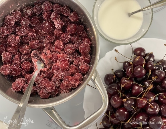 Займемся начинкой. Вишню без косточек и сахар выложить в сотейник. Нагреть. Крахмал развести в небольшом количестве холодной воды. Тонкой струйкой вылить в вишню, постоянно помешивая. Довести до загустения. Остудить.