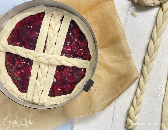 Часть готового теста раскатать и выложить в форму для пирога, сформировать бортики. Выложить всю начинку и сверху сделать решетку из теста на свое усмотрение. Смазать яйцом и посыпать сахаром.