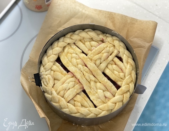 Выпекать при 180°C 30–40 минут до готовности и румяной корочки.