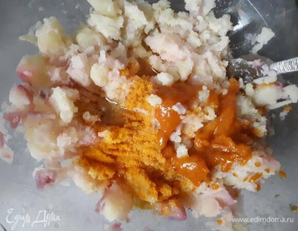 Очистите и разомните картофель вилкой, добавьте 3 ст. л. лимонного сока и 3ст. л. оливкового масла, пюре желтого перца чили и кориандр. Я добавила еще немного куркумы для цвета. Посолите и перемешайте.