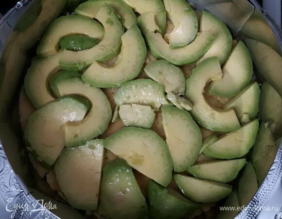 Каусу удобно выкладывать в кондитерском круге. Выложите на дно пюре картофеля, на него — слой авокадо, затем — слой яблок. Сбрызните лимонным соком, чтобы фрукты не почернели.