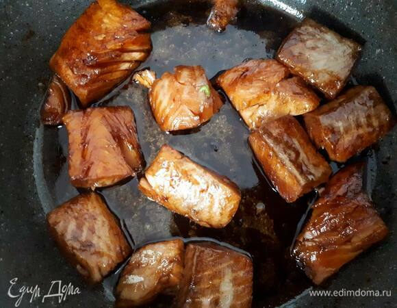 Хорошо нагрейте кунжутное масло на сковороде и очень быстро обжарьте лосося с двух сторон. Буквально по несколько секунд.