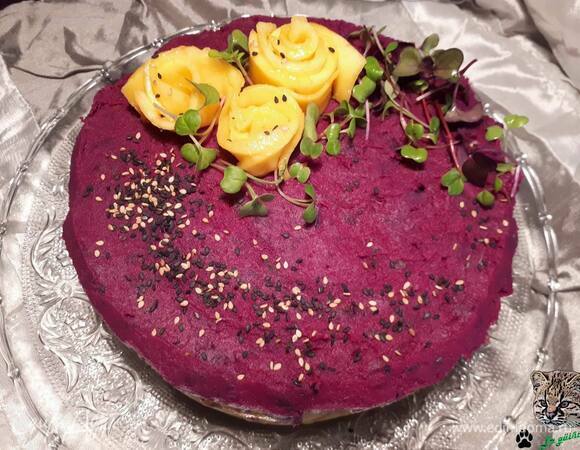 На слой лосося выложите слой манго, а затем — пюре батата.