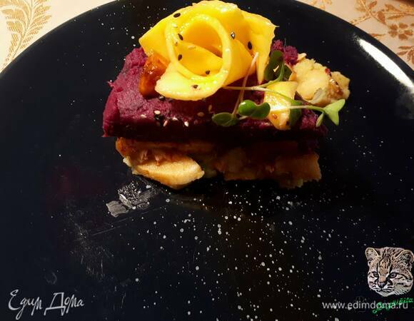 Украсьте кунжутными семечками и кусочками фруктов.