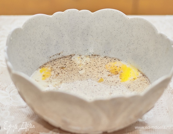 Черный свежемолотый перец добавит аромата.