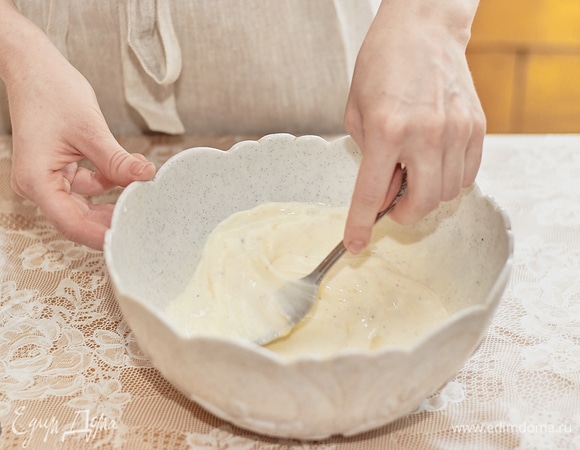 Перемешать вилкой до однородности, пока не останется прожилок желтка.