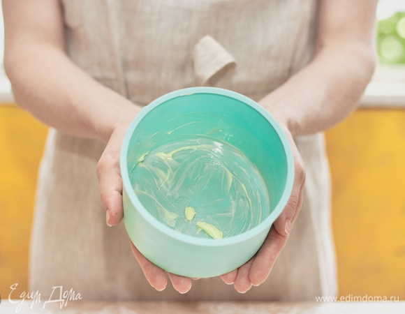 Посуду для приготовления омлета смажьте сливочным маслом. У меня это форма для кулича объемом 0,8 л. Можно использовать стеклянную банку схожего объема. Следите, чтобы было свободное место.