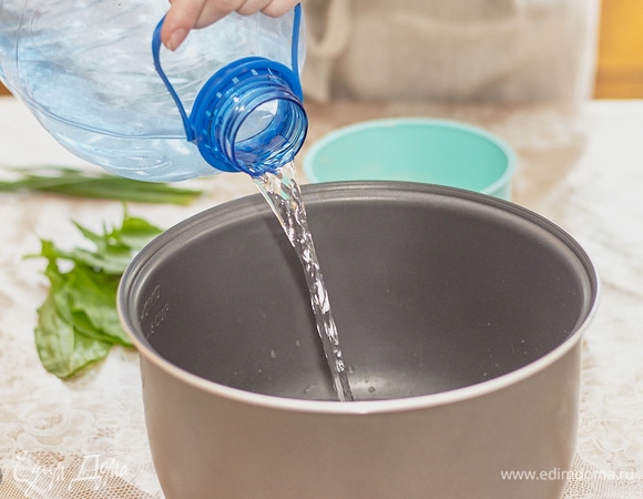 В чашу мультиварки налейте воды. Ее объем должен быть такой, чтобы когда вы поставите посуду со смесью в чашу, границы воды и смеси совпадали. В моем случае это 1 л.