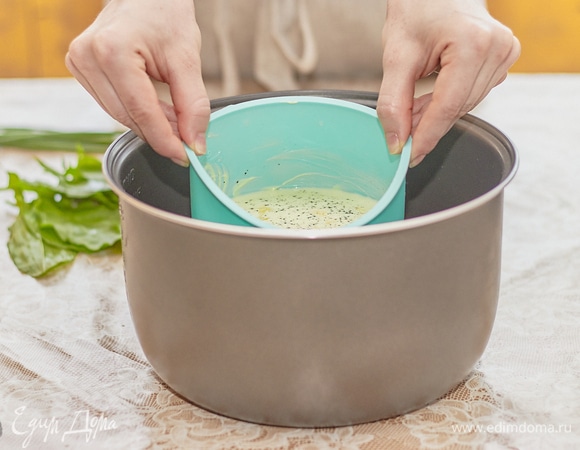 Погрузите форму в чашу.