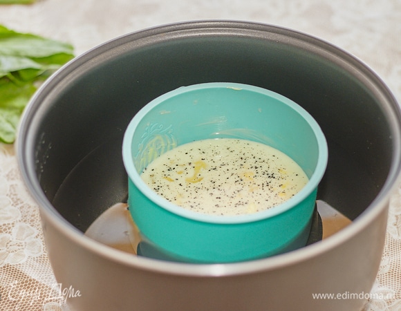 Силиконовая форма будет плавать, а под стеклянную банку нужно обязательно подстелить салфетку, чтобы дно не соприкасалось.