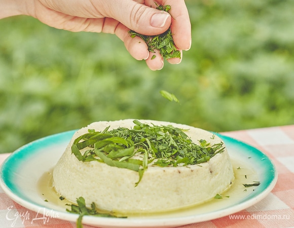 Готовый омлет немного остудить в форме, легонько постучать дном о стол, перевернуть на тарелку — сам выскользнет. Из указанного количества ингредиентов получилось две порции. Нарежьте свежей зелени по вкусу и украсьте омлет.