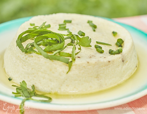 Есть его удобнее ложкой — он очень нежный, а также у него очень вкусная сыворотка. Приятного аппетита!